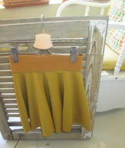 IMG 0082 253x300 - חצאית חצי פעמון עם גסקה