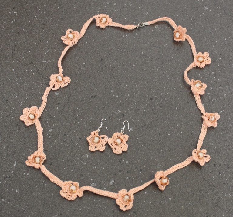 IMG 0660 768x717 - תכשיטים סרוגים