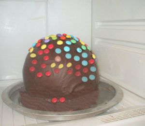 1 300x261 - עוגה עם הפתעה בפנים