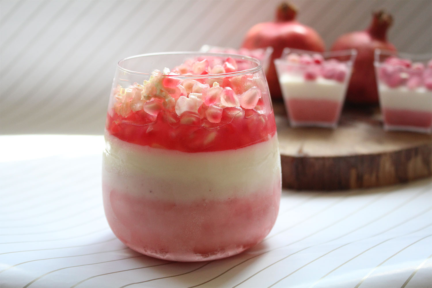 IMG 4685 - קינוח שוקולד לבן תותים וגרגרי רימון