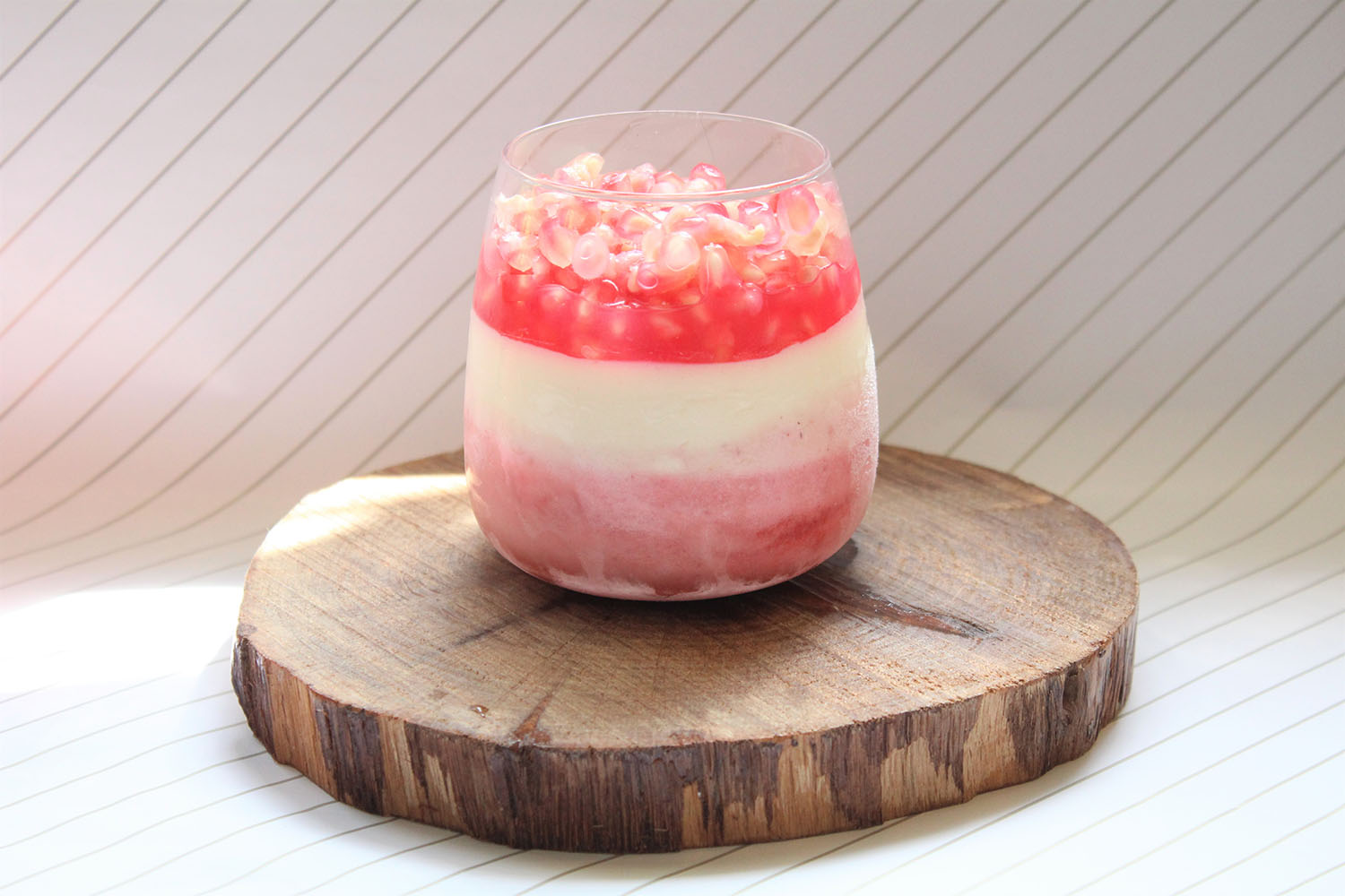 IMG 4690 - קינוח שוקולד לבן תותים וגרגרי רימון