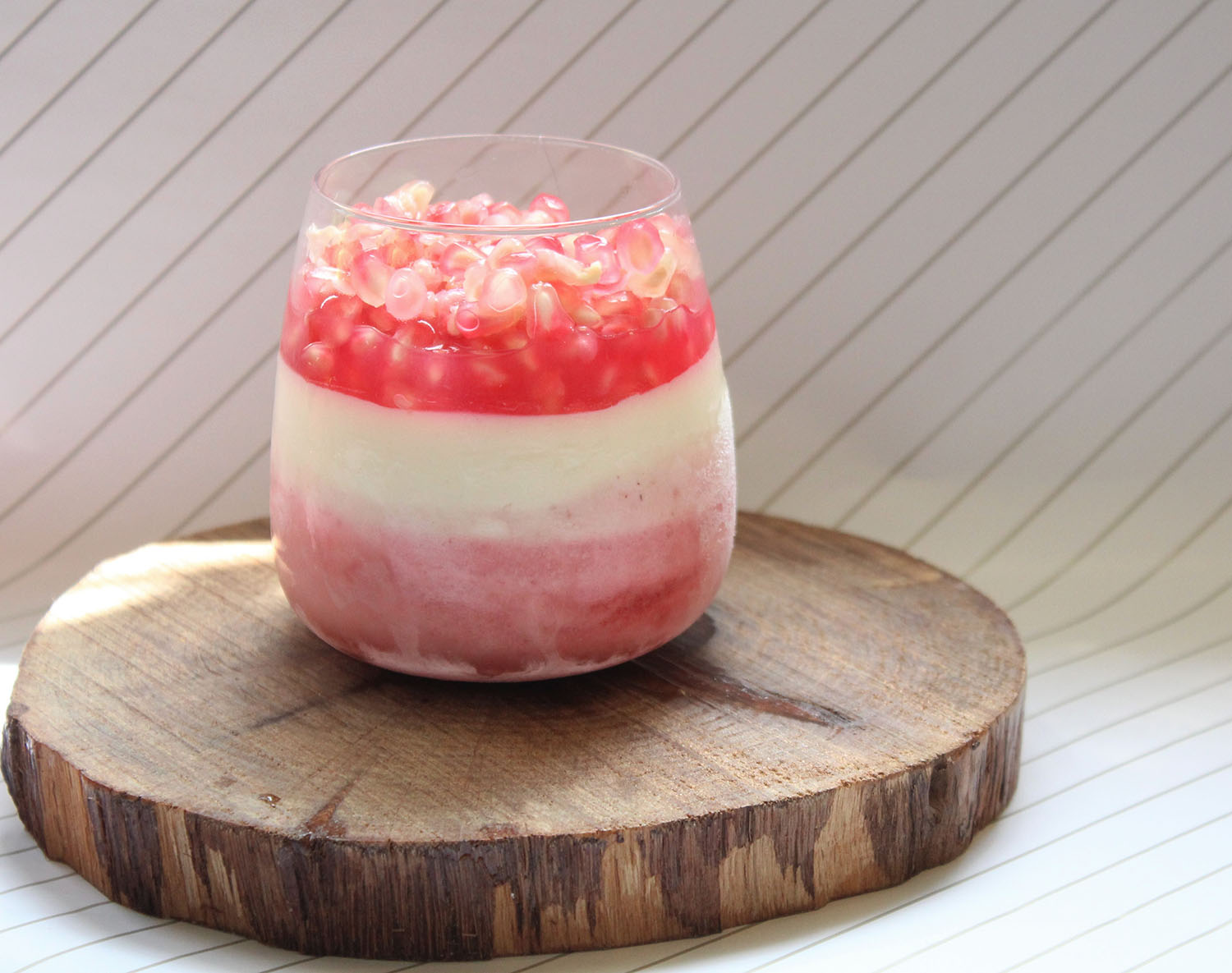 IMG 4691 - קינוח שוקולד לבן תותים וגרגרי רימון