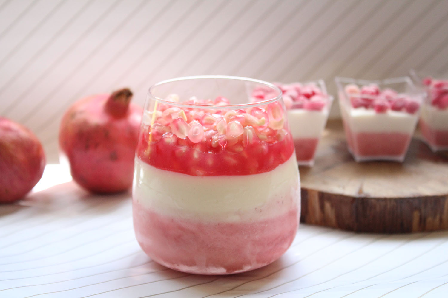 IMG 4693 - קינוח שוקולד לבן תותים וגרגרי רימון