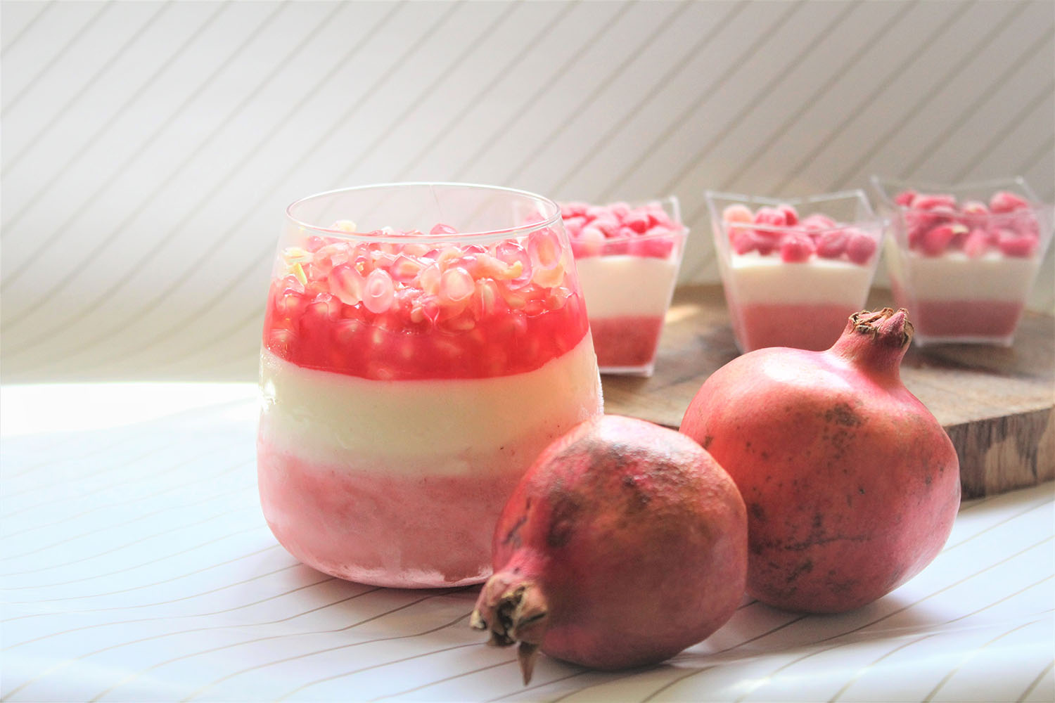 IMG 4694 - קינוח שוקולד לבן תותים וגרגרי רימון