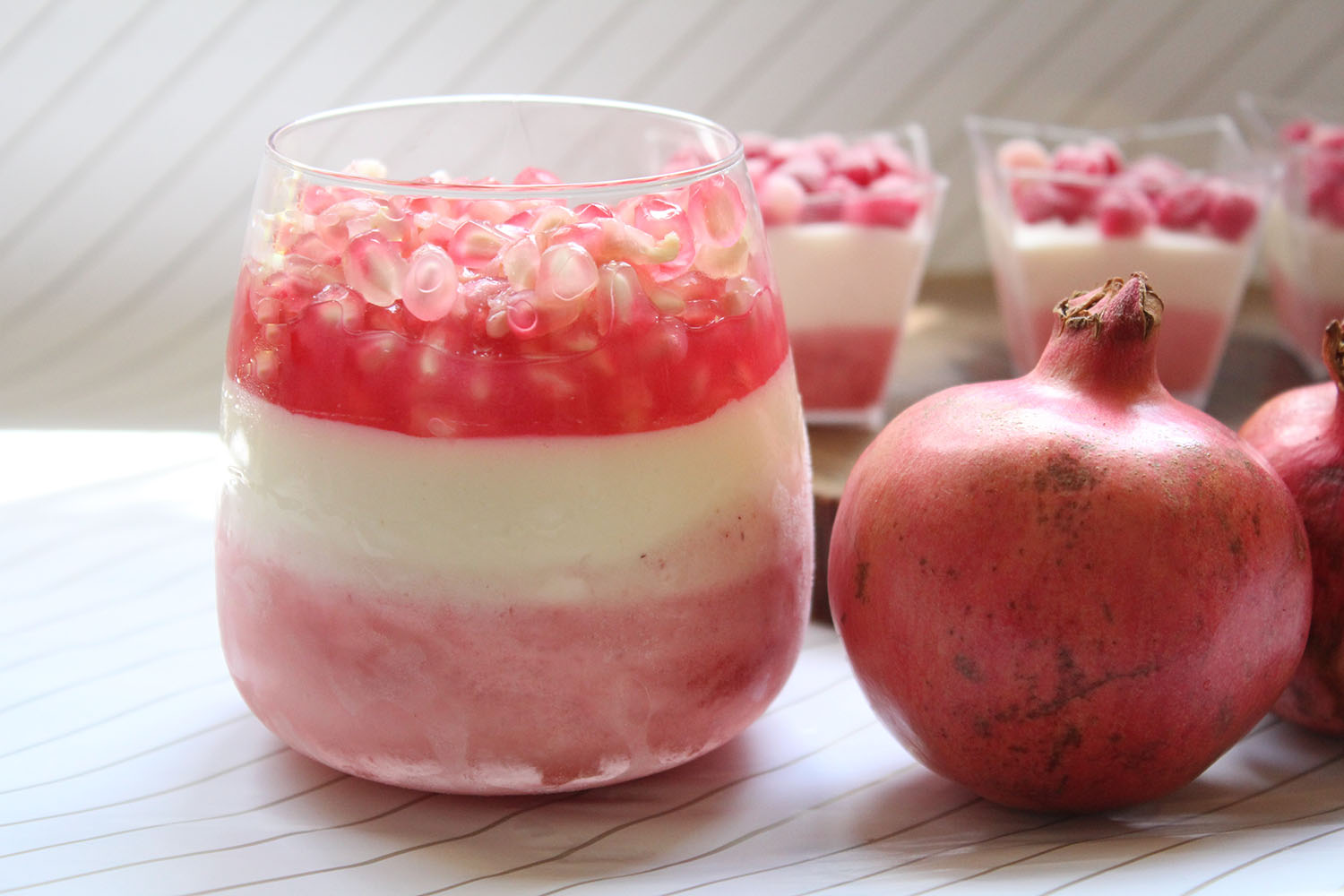 IMG 4695 - קינוח שוקולד לבן תותים וגרגרי רימון