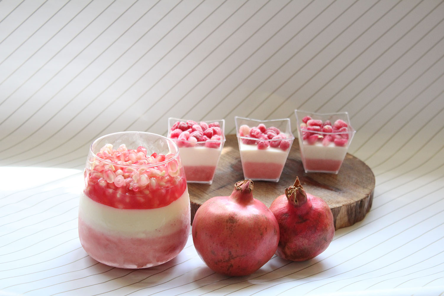 IMG 4697 - קינוח שוקולד לבן תותים וגרגרי רימון