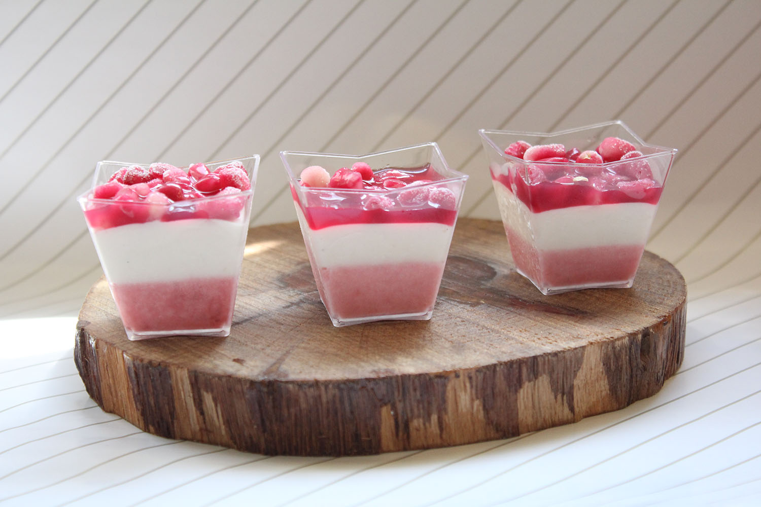 IMG 4701 - קינוח שוקולד לבן תותים וגרגרי רימון