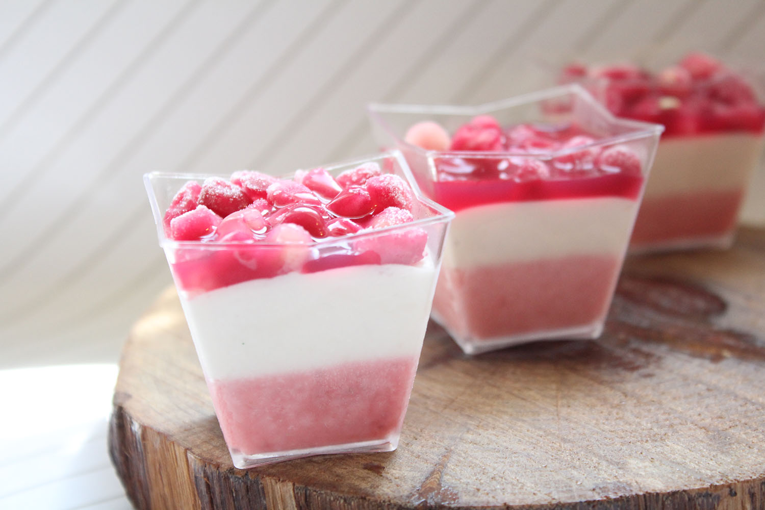 IMG 4703 - קינוח שוקולד לבן תותים וגרגרי רימון