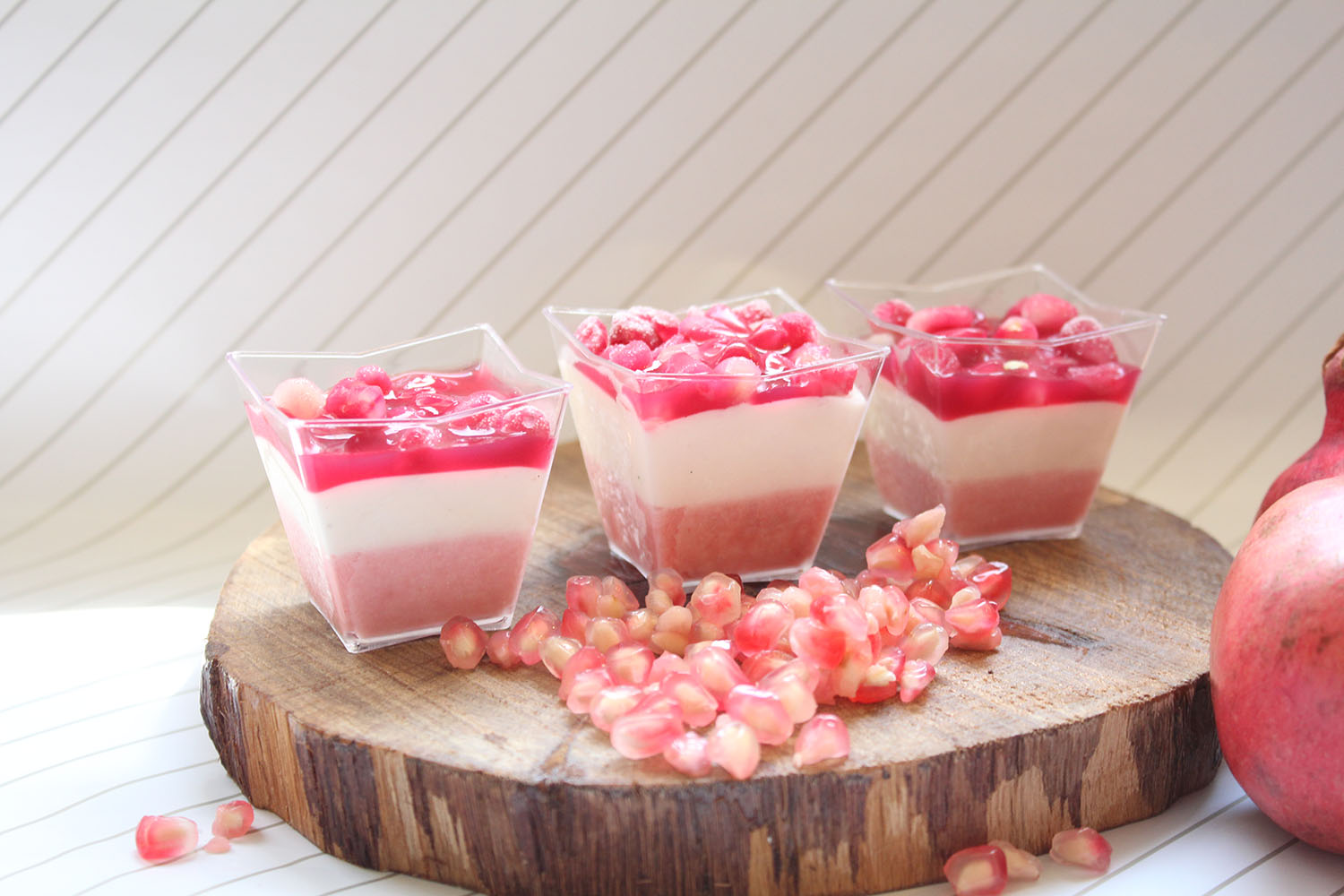 IMG 4714 - קינוח שוקולד לבן תותים וגרגרי רימון