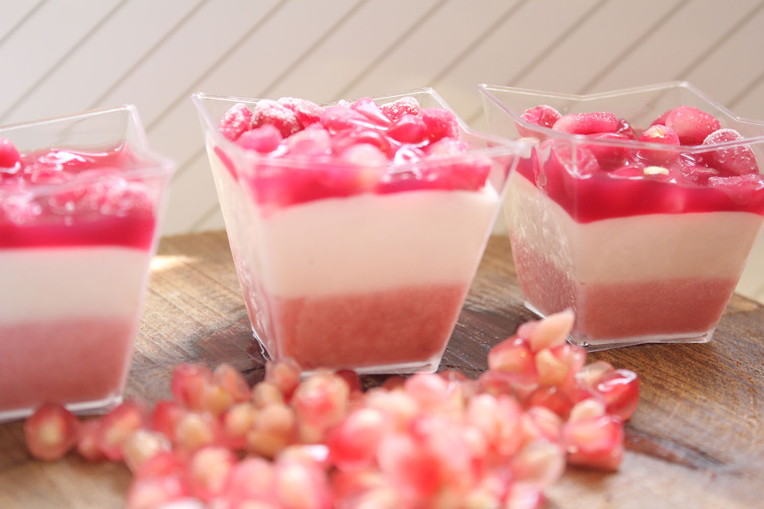 IMG 4715 - קינוח שוקולד לבן תותים וגרגרי רימון