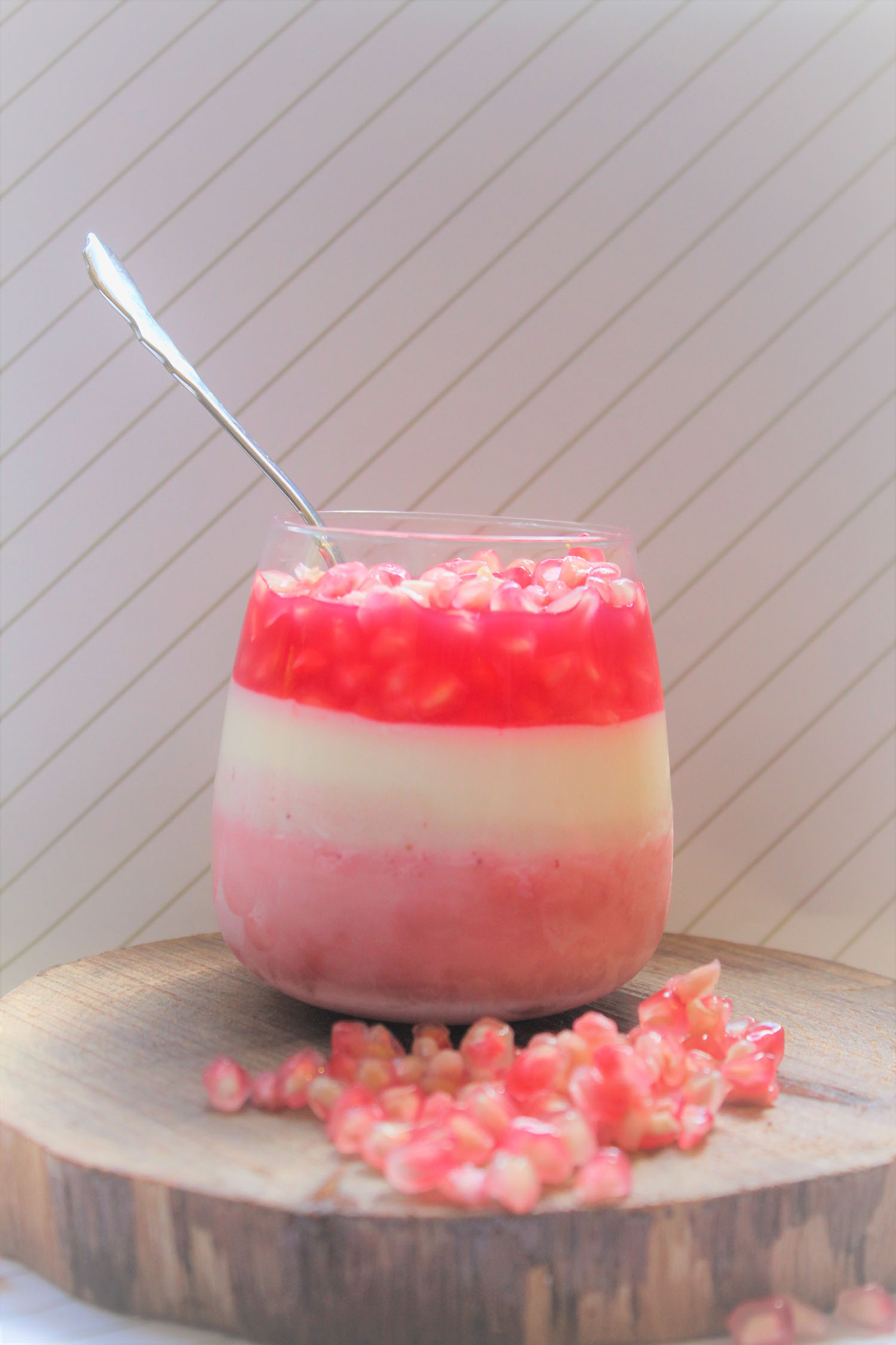 IMG 4729 - קינוח שוקולד לבן תותים וגרגרי רימון