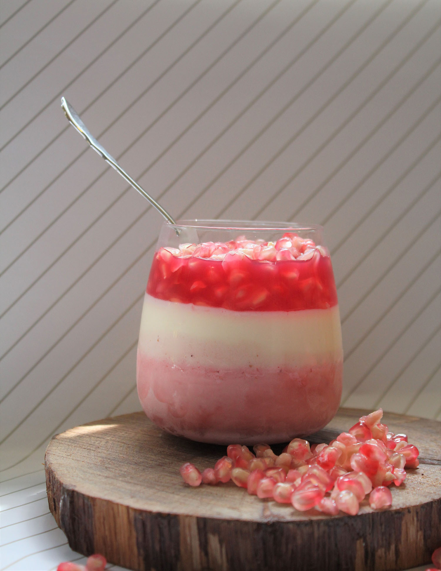 IMG 4733 - קינוח שוקולד לבן תותים וגרגרי רימון