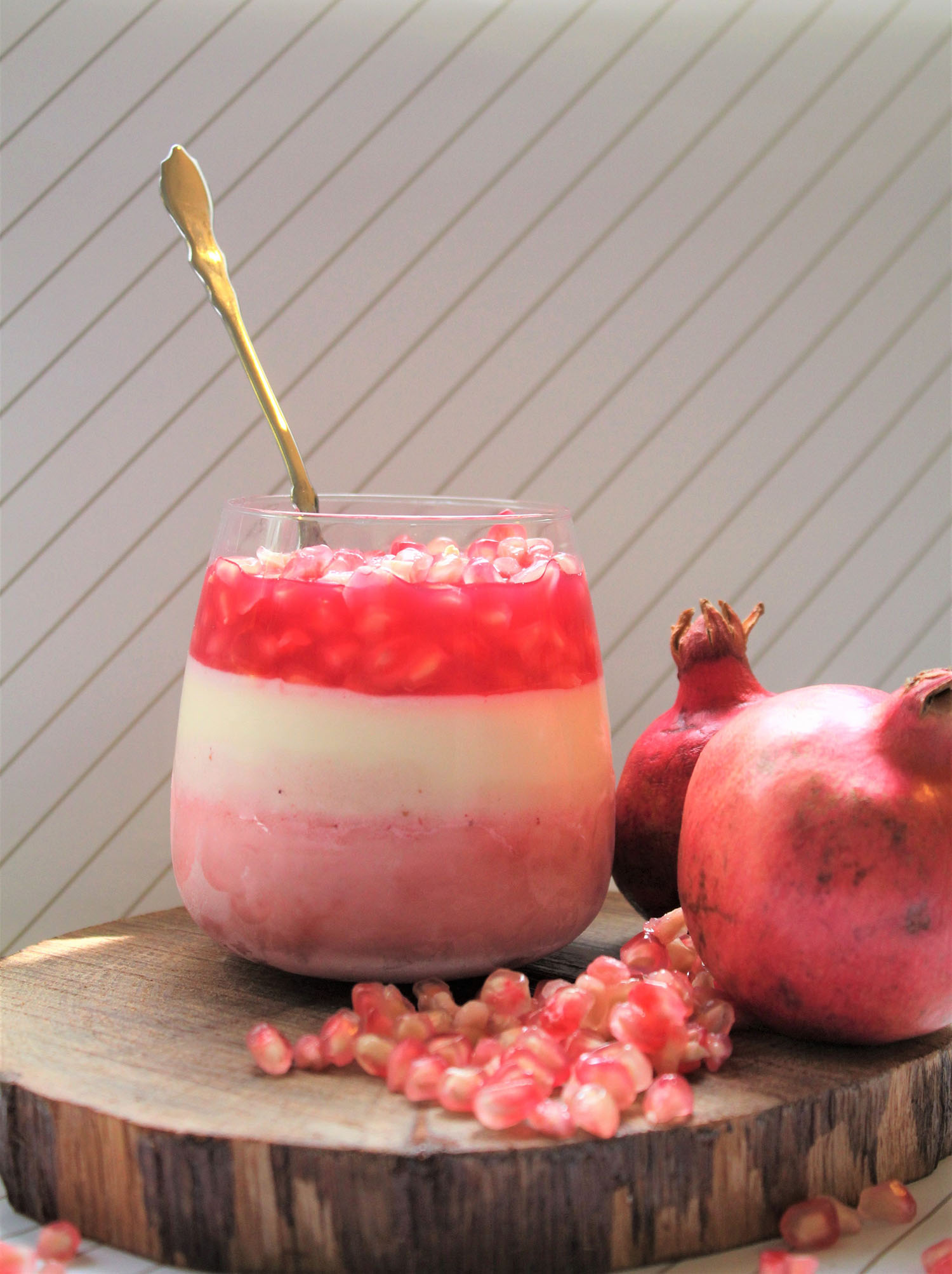 IMG 4734 - קינוח שוקולד לבן תותים וגרגרי רימון