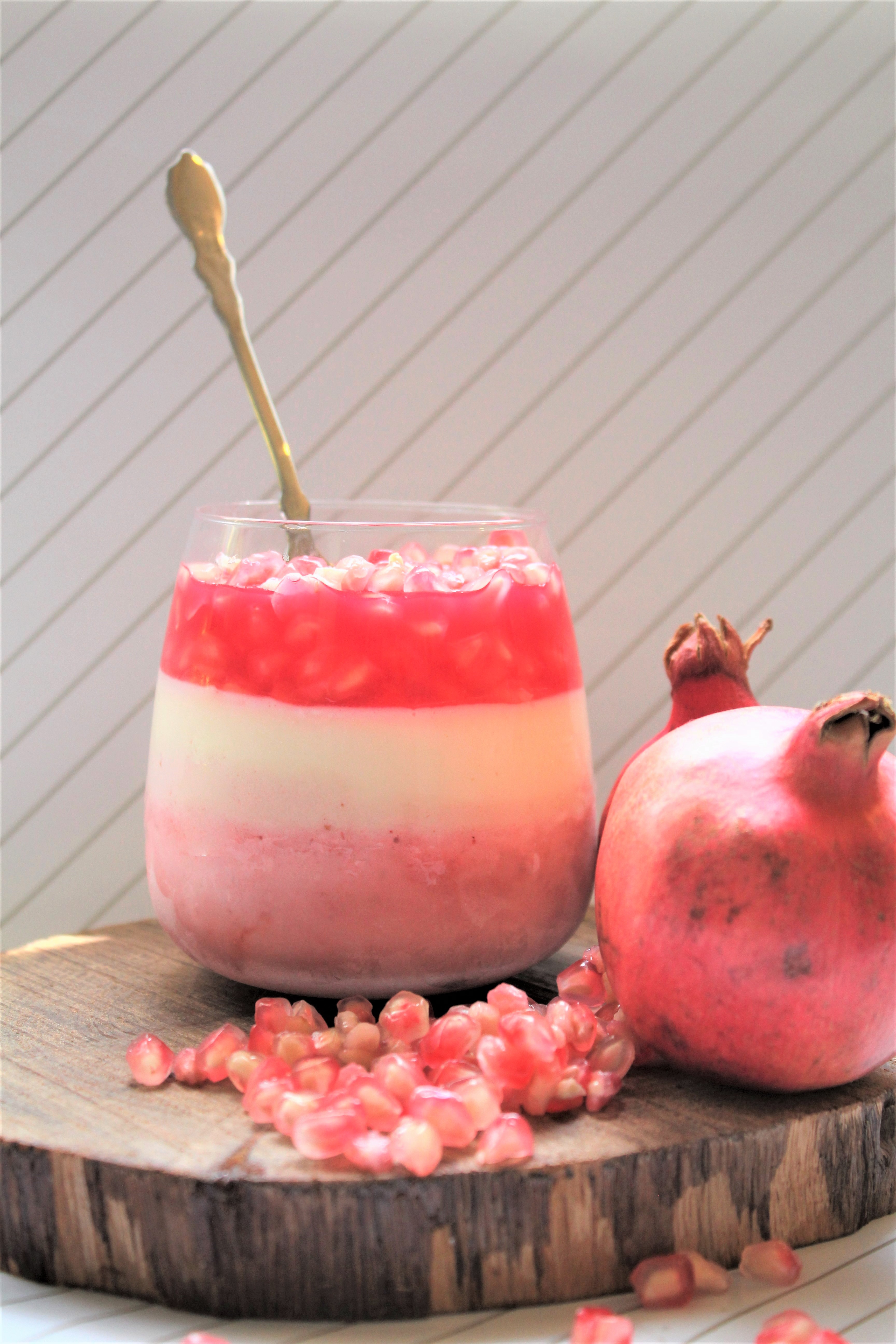 IMG 4744 - קינוח שוקולד לבן תותים וגרגרי רימון