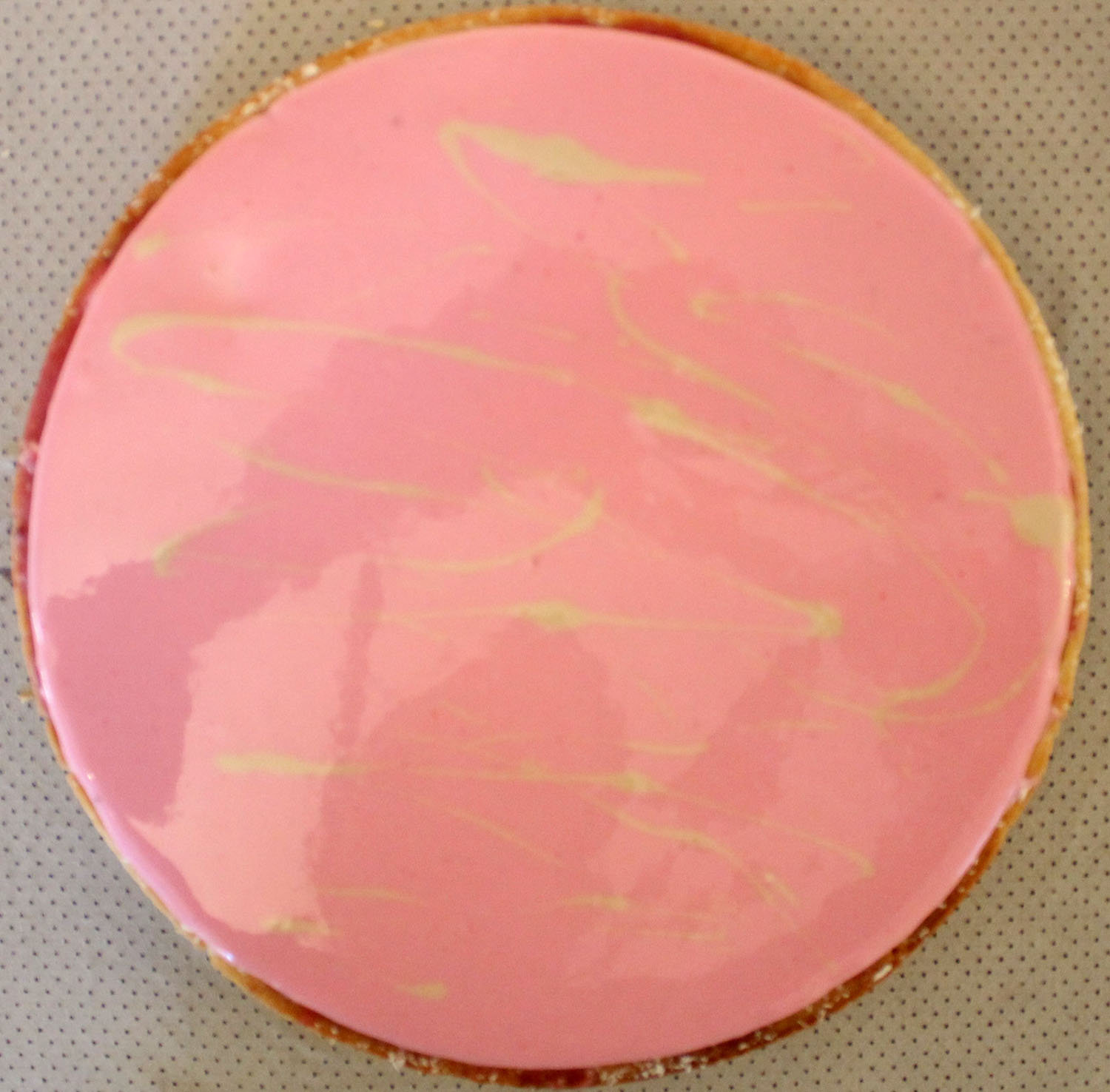 IMG 5353 1 - פאי מוס תותים מבריק על קרם פסטוק