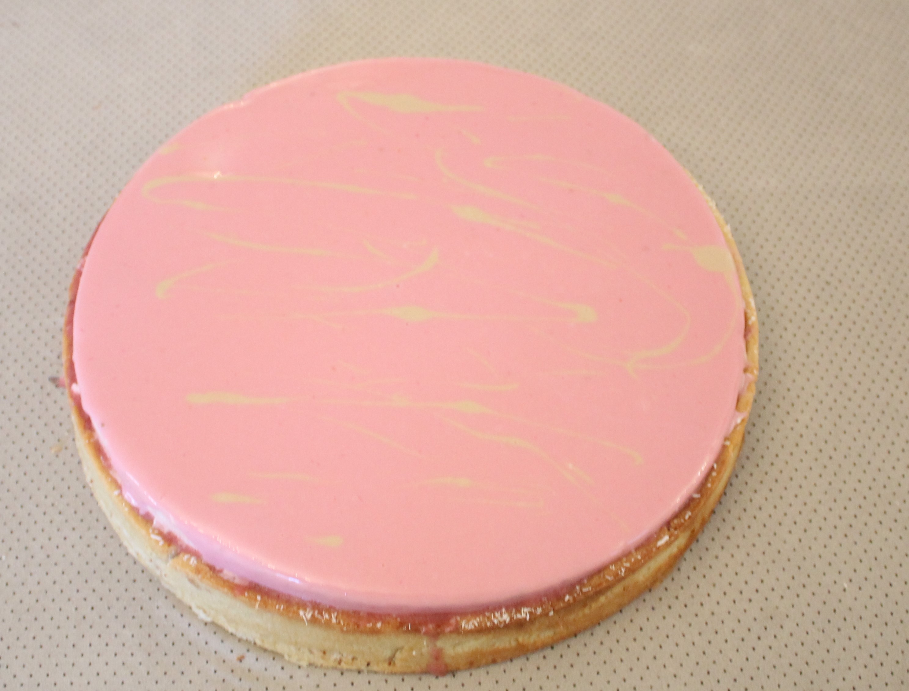 IMG 5354 - פאי מוס תותים מבריק על קרם פסטוק