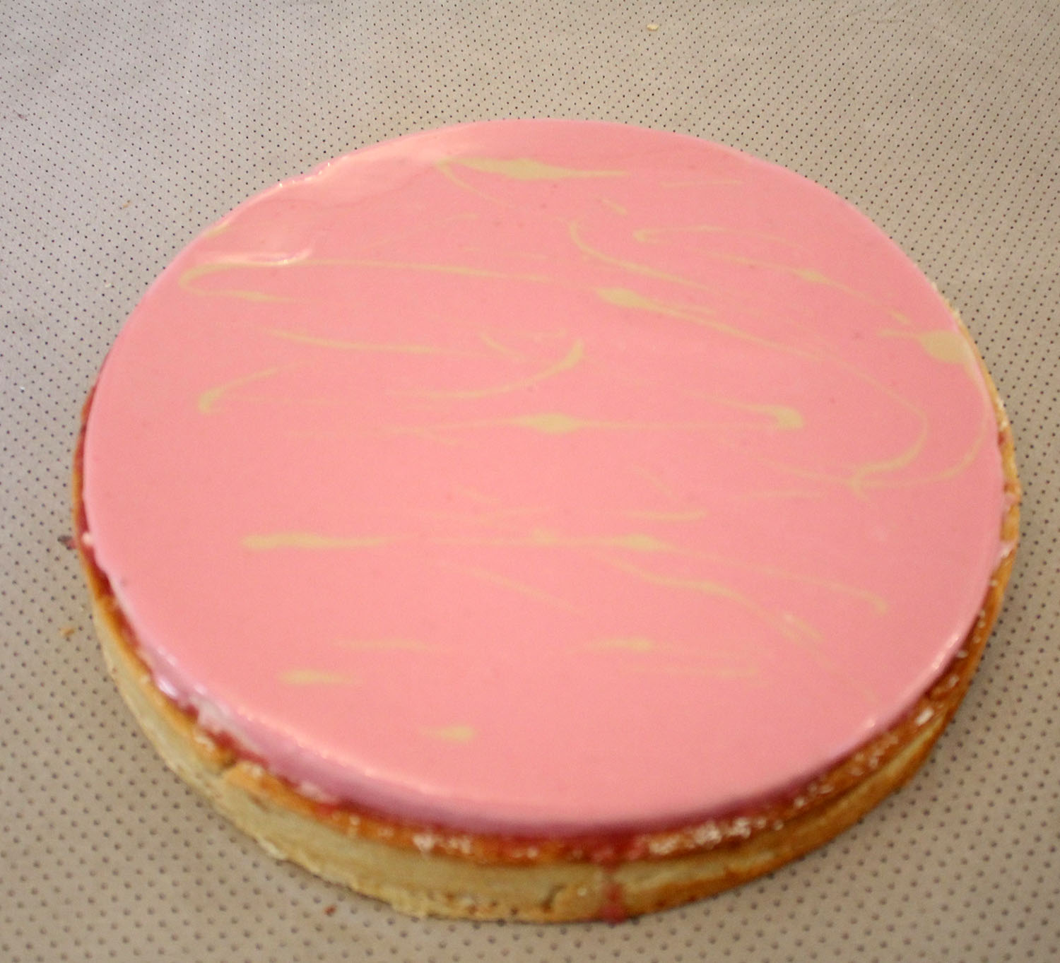 IMG 5355 - פאי מוס תותים מבריק על קרם פסטוק