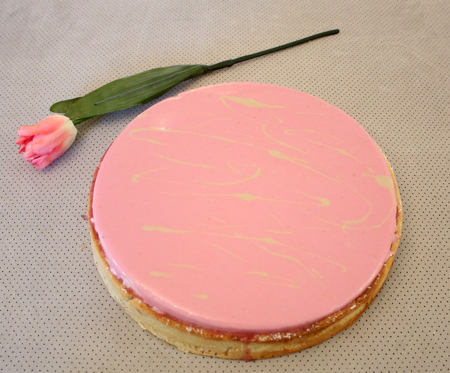 IMG 5359 - פאי מוס תותים מבריק על קרם פסטוק