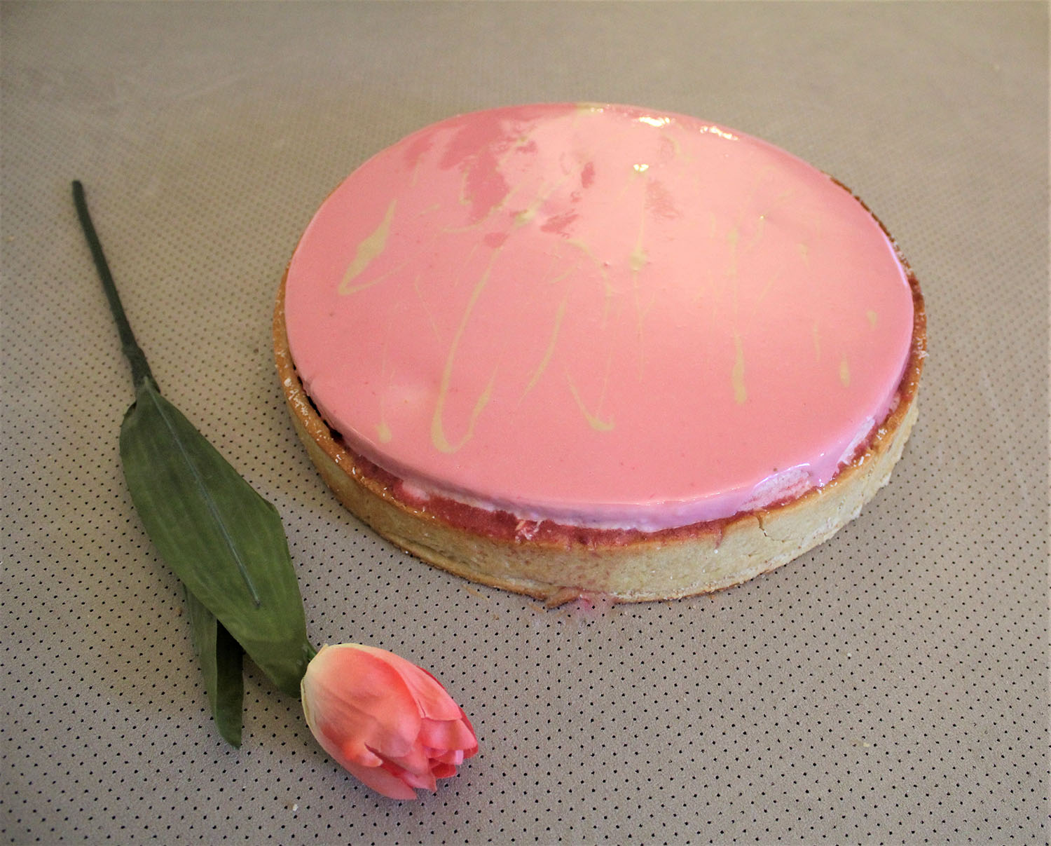 IMG 5373 - פאי מוס תותים מבריק על קרם פסטוק