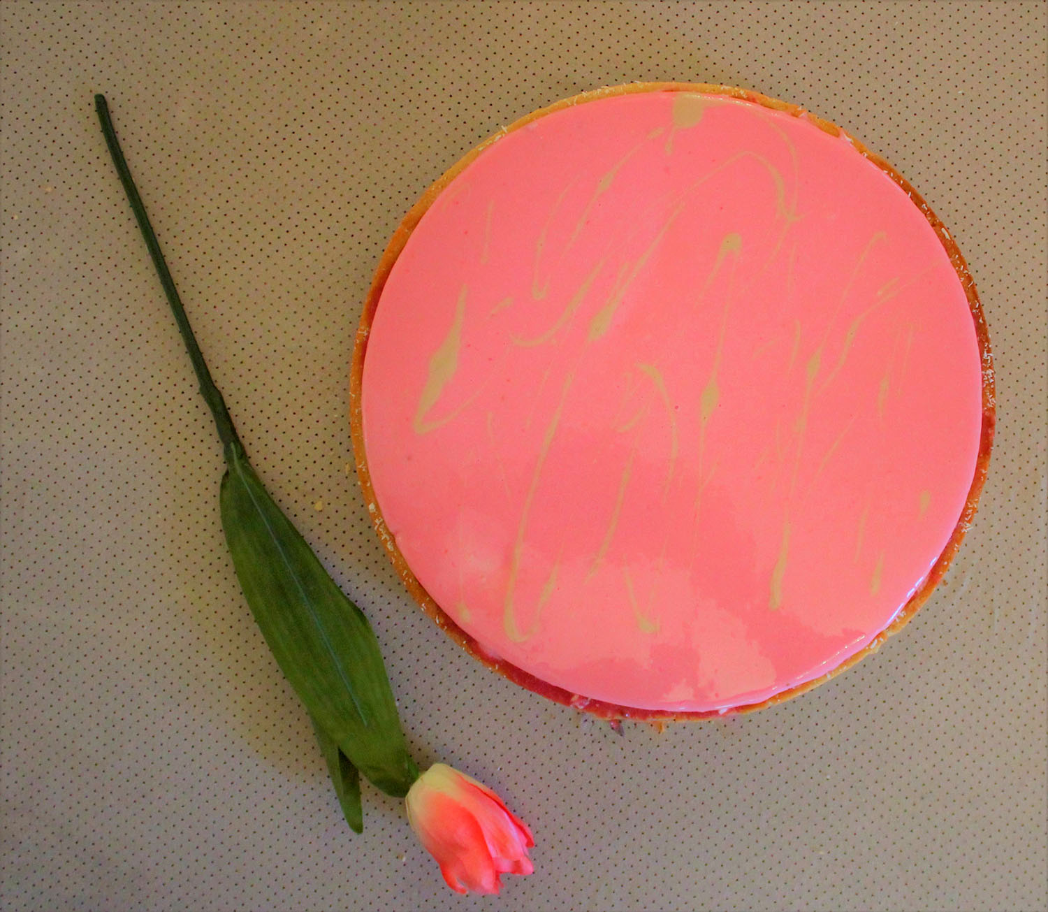 IMG 5378 - פאי מוס תותים מבריק על קרם פסטוק