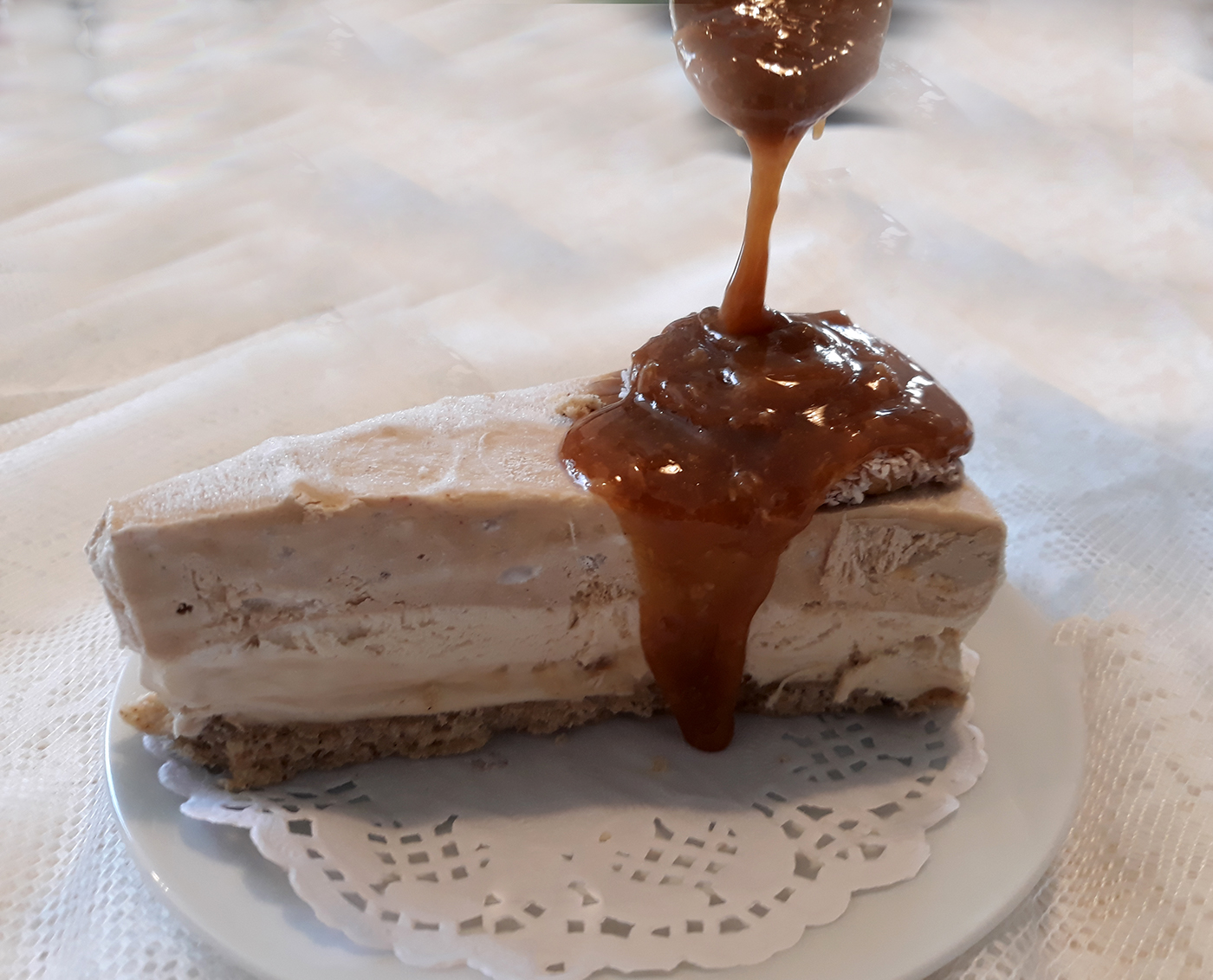 20190428 132238 - &nbsp;עוגת מוס על בסיס אלפחורס