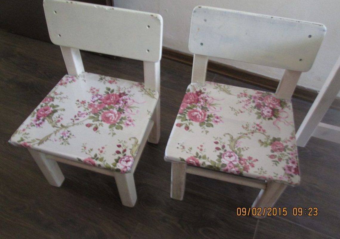 כסאות מלפני 15 שנה מרופדים עדיין לא צבועים